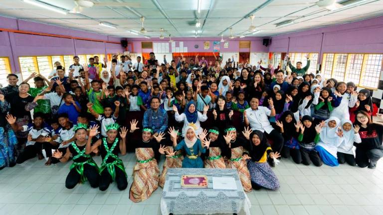 Taylor’s College and Sekolah Kebangsaan RPS Banun celebrate the launch of the Learning Hub, uniting the Orang Asli community in Gerik to empower education and collaboration.