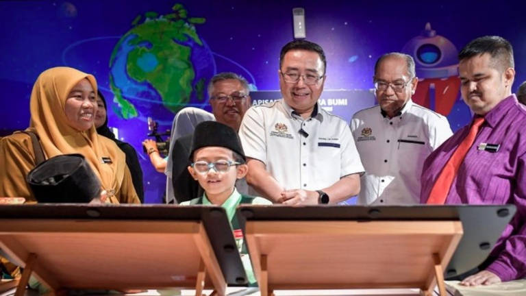 Menteri Sains, Teknologi dan Inovasi Chang Lih Kang menyantuni murid-murid Pendidikan Khas selepas Majlis Pelancaran Modul Astronami bagi Murid Berkeperluan Pendidikan Khas (MBPK) Ketidakupayaan Penglihatan, di Planetarium Negara. - BERNAMA