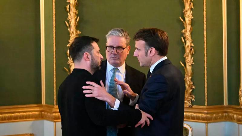 Macron (right) talks with Ukraine’s President Volodymyr Zelensky and Britain’s premier Keir Starmer in London Sunday © JUSTIN TALLIS / POOL/AFP