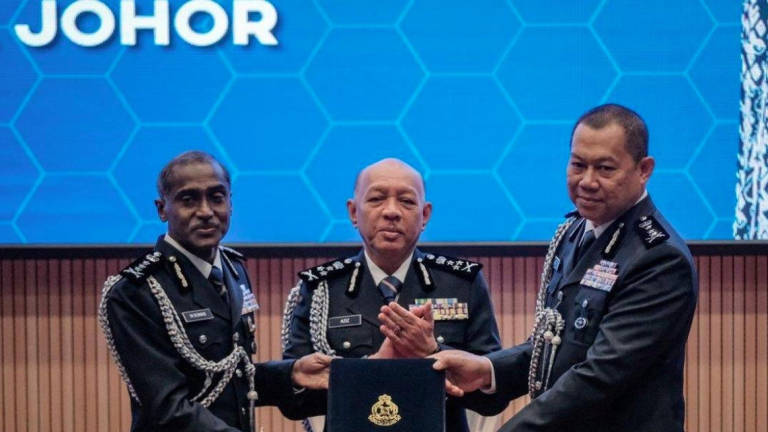 Datuk M. Kumar handing over to newly appointed Johor police chief Comm Ab Rahaman Arsad. - BERNAMA