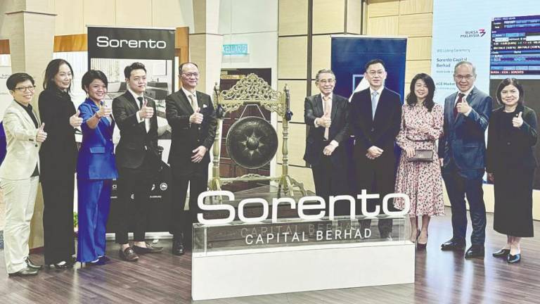 Loo (fifth from left) and Lee (fourth from right) with other directors and Alliance Bank Malaysia Bhd senior executives at the company’s listing ceremony. Alliance Islamic Bank is the IPO’s principal adviser, sponsor, sole placement agent, and sole underwriter for the IPO.