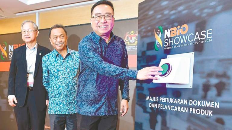 Chang (right) officiating a document exchange and product launch at National Bioeconomy Showcase 2024 yesterday. Looking on are Bioeconomy Corp chairman Datuk Dr Lee Boon Chye (left) and Deputy Science, Technology and Innovation MinisterDatuk Mohammad Yusof Apdal. – Bernamapic