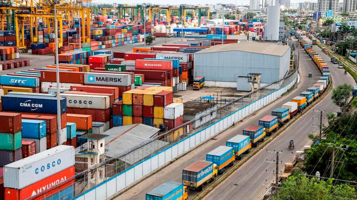 Officials at Chittagong Port, which handles the majority of Dhaka’s import and export activity, said there had been no movement of goods since morning © - / AFP