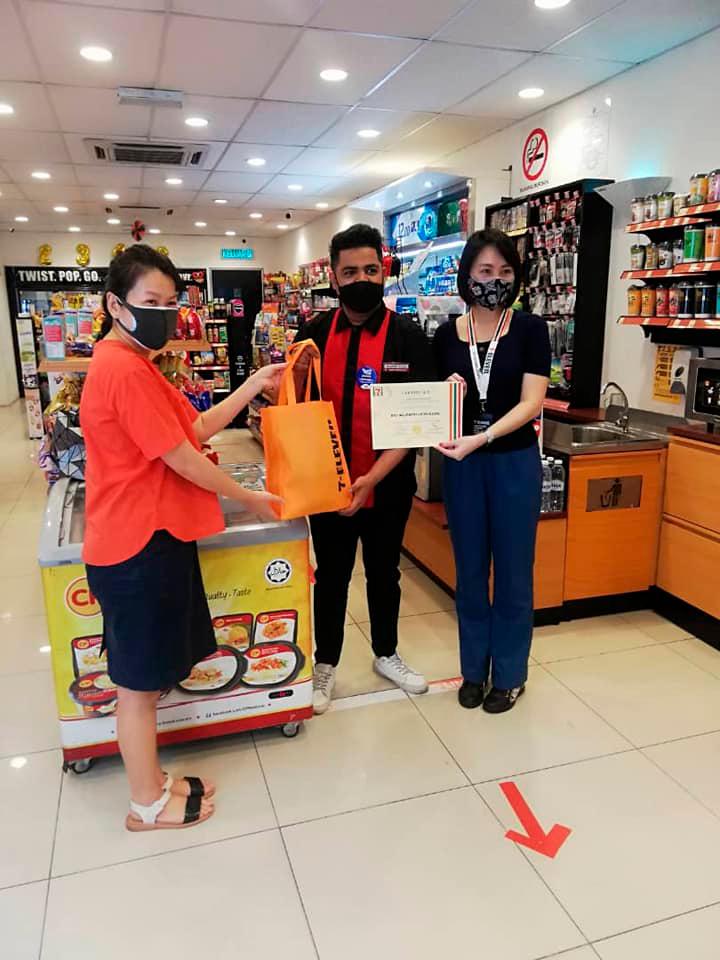 $!Alamin receiving his certificate from 7-Eleven management. – 7-Eleven Facebook