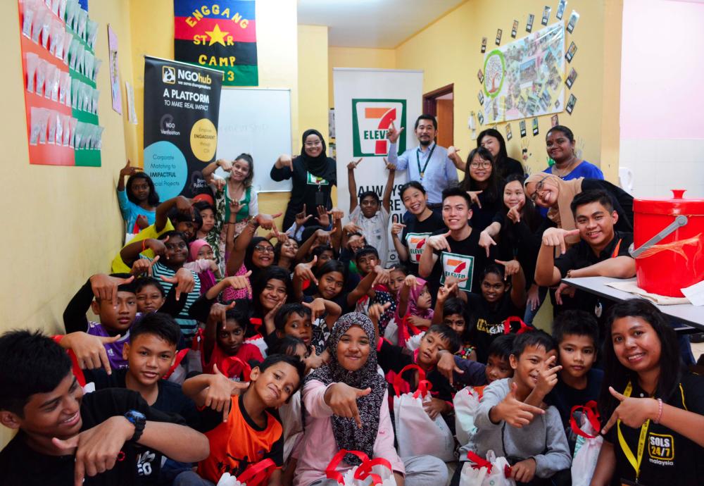 The children with volunteers from 7-Eleven Malaysia and NGOHub.