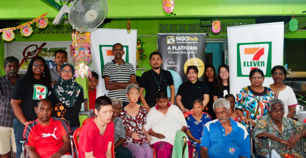 The community of Persatuan Kebajikan SVM Selangor and Kuala Lumpur with volunteers from 7-Eleven Malaysia and NGOHub Asia.