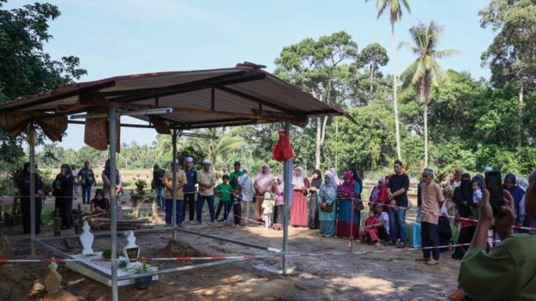 Gravesite of Nurly Sahirah Azman, one of the victims of the recent fatal bus crash in Gerik, Perak. - BERNAMA