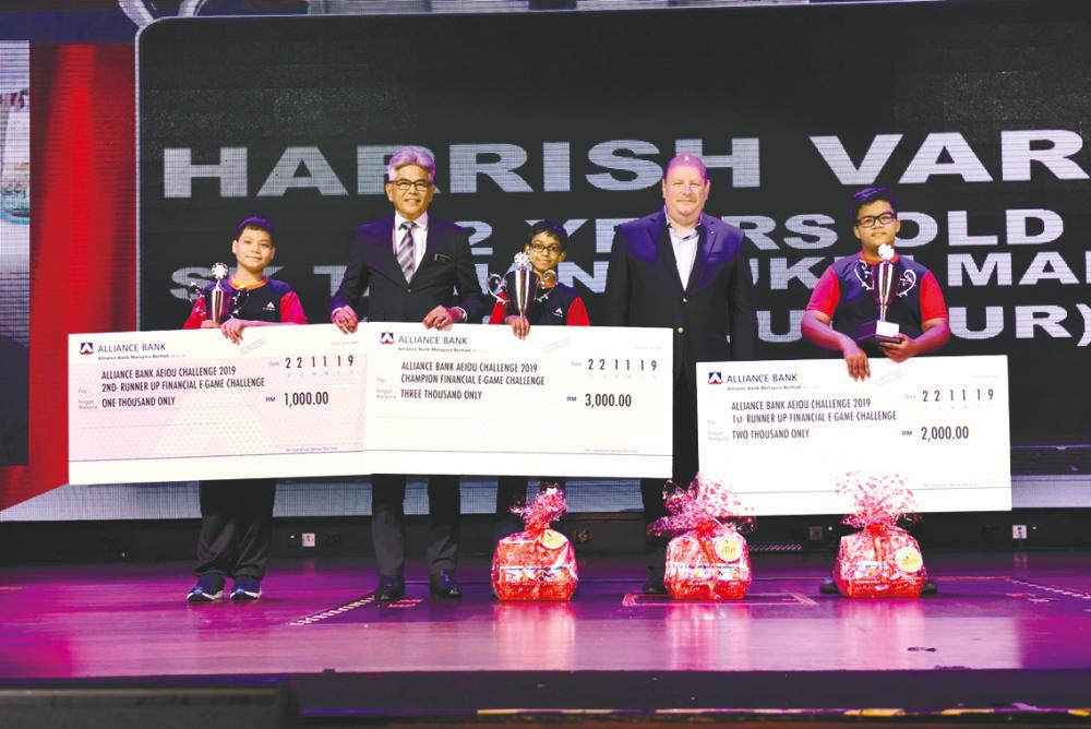 Suhaimi (left) and Alliance Bank group CEO Joel Kornreich with the winners.