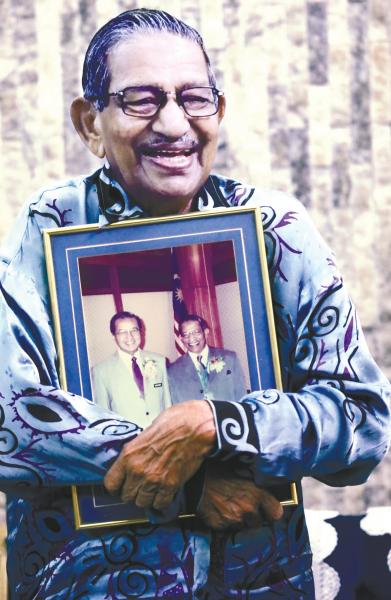 Yussof holding a picture of himself with Tun Dr Mahathir Mohamad. – Sunpix by Masry Che Ani