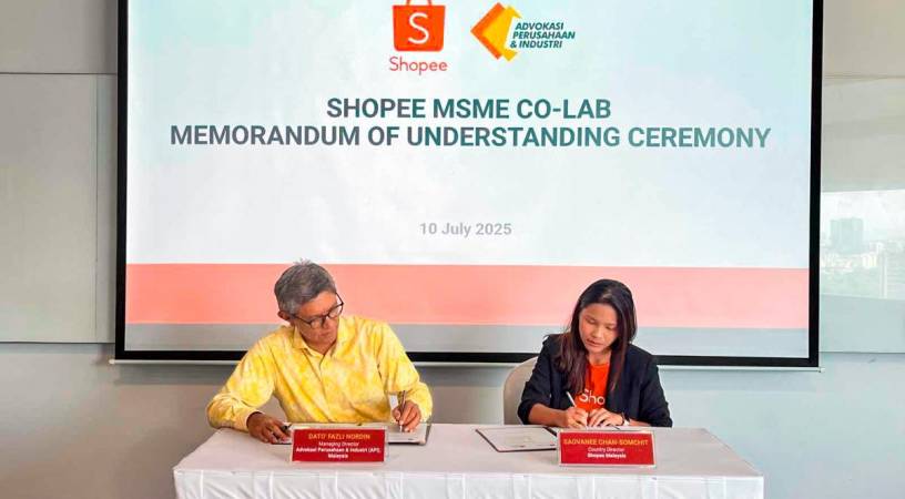 [Left] Dato’ Fazli Nordin, Managing Director, Advokasi Perusahaan dan Industri at the MoU signing ceremony with [right] Saovanee Chan-Somchit, Country Director, Shopee Malaysia.