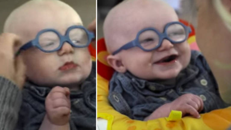 (Video) Blind baby sees mother for first time