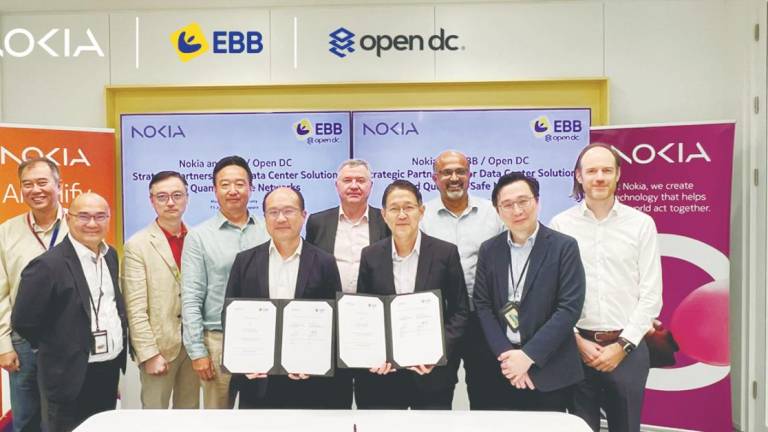 Weng Yew (left) and Kent at the contract agreement signing ceremony.