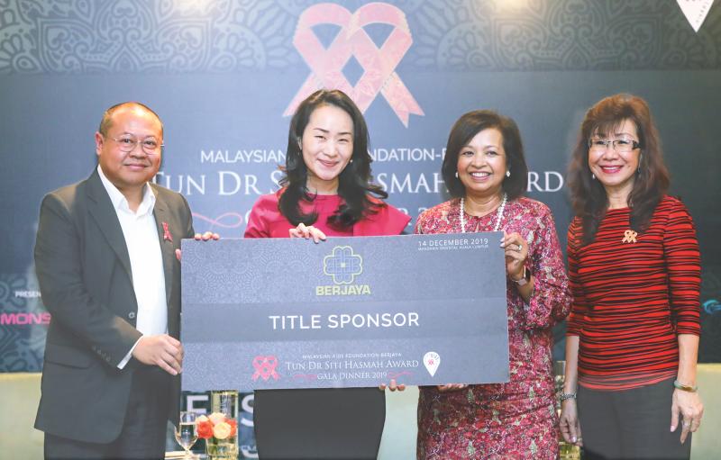 Tan (second left) handing the contribution to Marina (second right) during a ceremony yesterday. Also present was Bakhtiar (left) and gala advisor Florence Fang (right). – Sunpix by Asyraf Rasid
