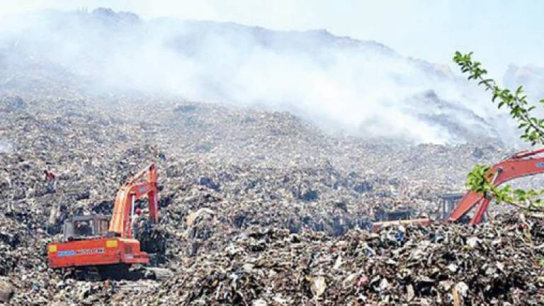 Sri Lanka garbage mountain collapses on slums