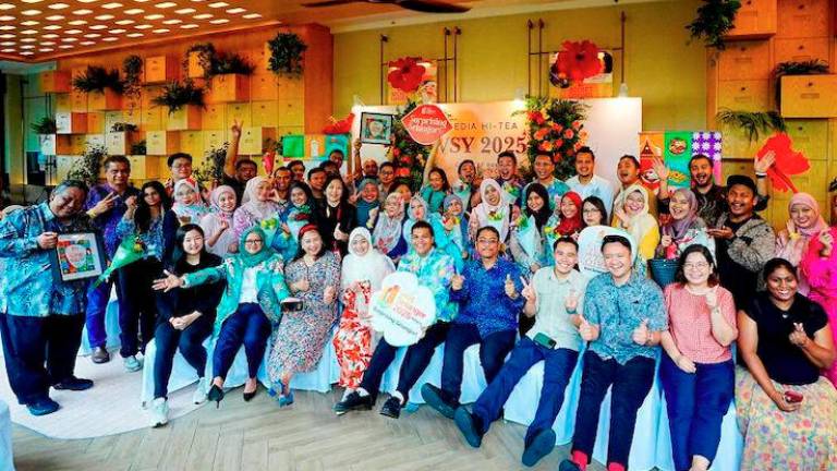 Azrul Shah (seated, 5th from right) with media personnel during the hi-tea.