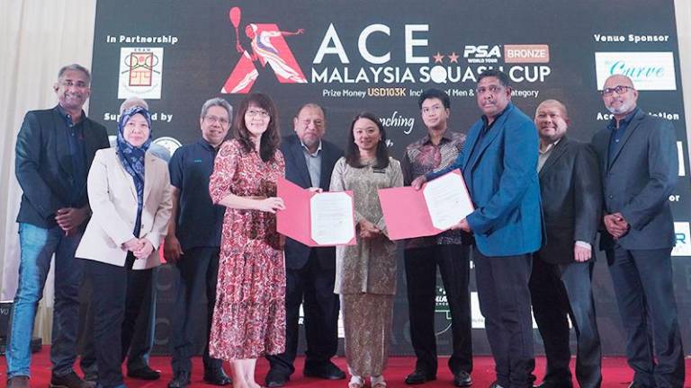 A Memorandum of Understanding (MoU) was signed between ACE Sports &amp; Management and UWE at the same event, witnessed by YB Hannah Yeoh (centre).