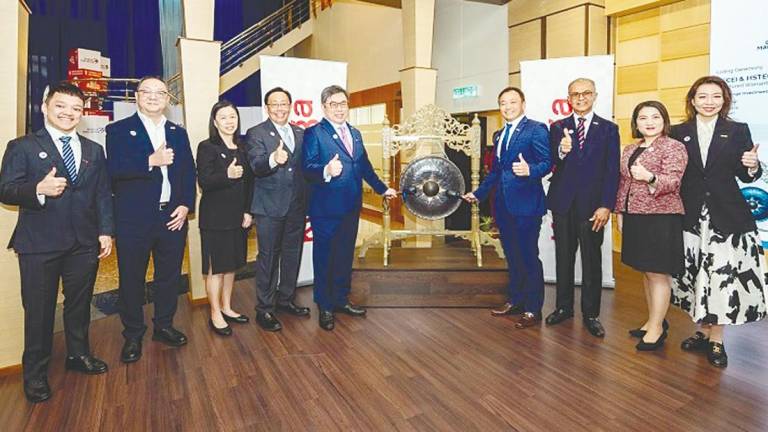From left: Kenanga Investment Bank (Kenanga IB) deputy head, equity derivatives trading Kenneth Teoh; non-executive diectors William Luk Wai Hong and Angeline-Ong Su Ming; Lim; group managing director Datuk Chay Wai Leong; executive director, head of group equity business Datuk Lee Kok Khee; senior non-executive director Jeremy Nasrulhaq; Hang Seng Indexes Co CEO Anita Mo; and Kenanga IB group equity market head Isabelle Zhen at the launch.