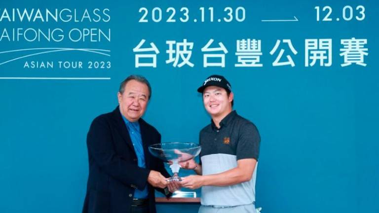 Suteepat Prateeptienchai receives the trophy from Chairman of Taifong Golf Club and President of Taiwan Glass Group Lin Po-shi after winning the Taiwan Glass Taifong Open. – chung500