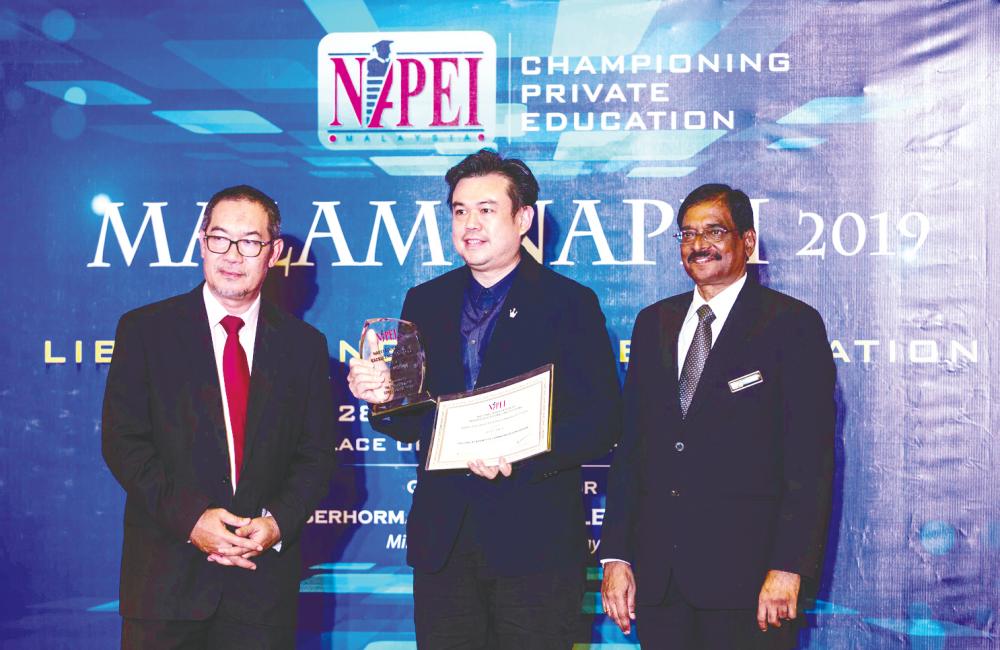 Group executive director of The One Academy Jimmy Tan (centre), with Mohd Saleh (left) and Elajsolan.