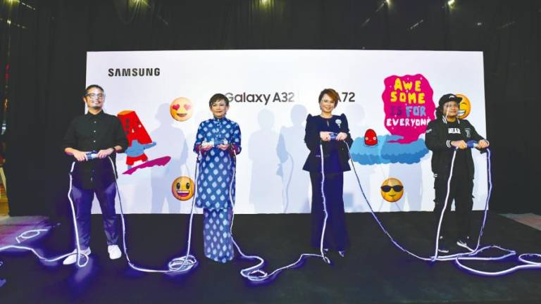 (From left) Luis Tseng, Co-Founder of REXKL, Elaine Soh, Chief Marketing Officer of Samsung Malaysia Electronics, Kim Lim, Managing Director of Universal Music Malaysia, and Lowkey, mural artist jointly launched the A Rising Star campaign.