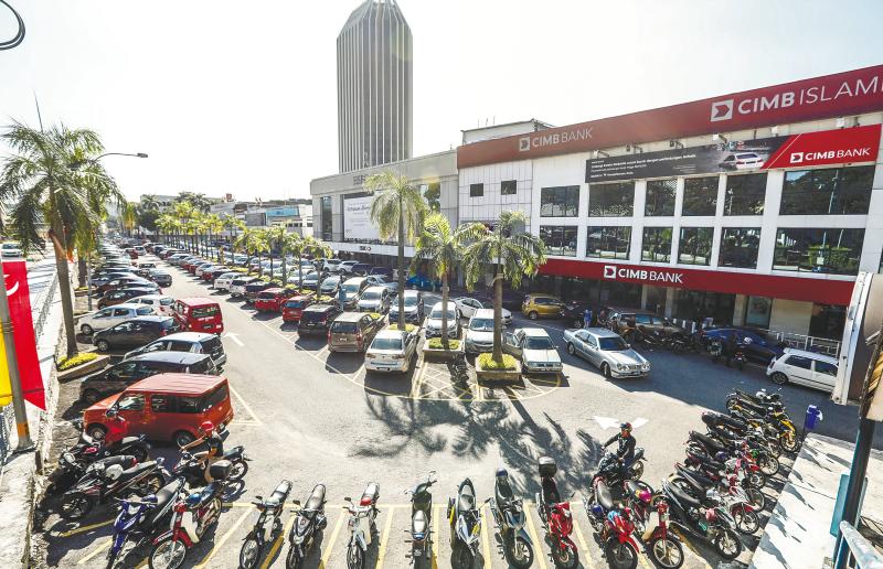 Finding parking space in Petaling Jaya New Town is an uphill battle. – Sunpix by Ashraf Shamsul