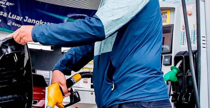The price of RON95 petrol is set to drop to RM1.99 per litre under a targeted subsidy scheme to be rolled out by end-September. – AMIRUL SYAFIQ/THESUN