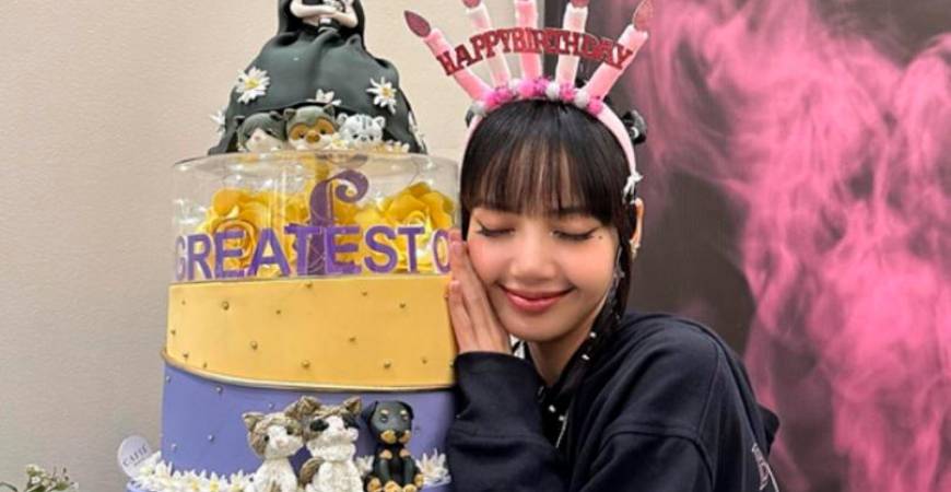Lisa with her birthday cake from her fans. – Instagram/@lalalalisa_m