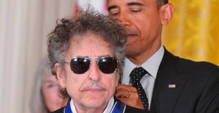 Dylan receiving the Presidential Medal of Freedom from Obama in 2012. – PIC FROM FACEBOOK@BOBDYLAN