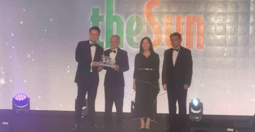 Sun Media Corp director Datuk Seri Azman Ujang receiving the token during MBR’s 30th Anniversary gala dinner.