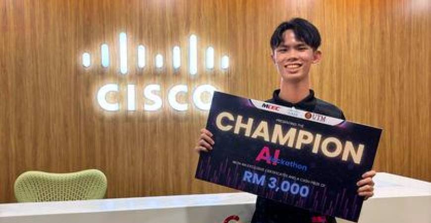 Tan, as he received his cash prize at the head office of Cisco Systems (M) Sdn Bhd