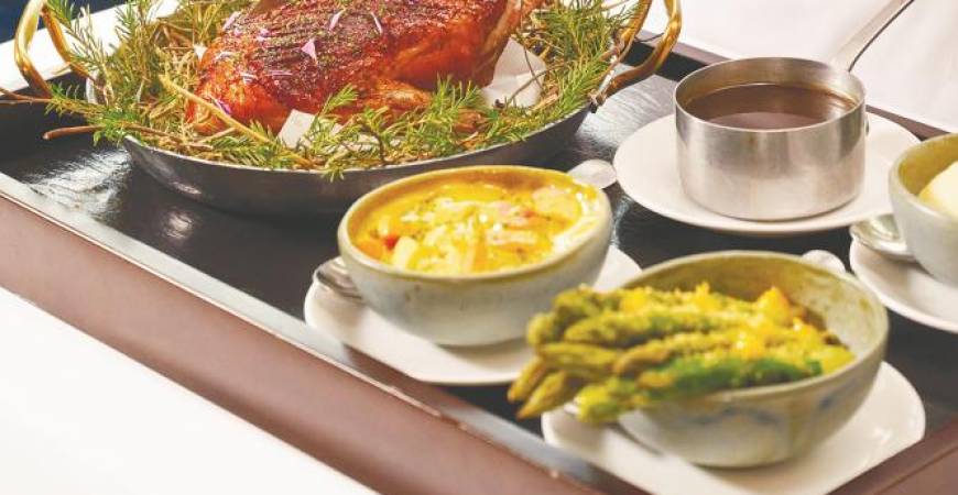 Enjoy live meat carving at your table when you opt for The Brasserie’s brunch buffet.