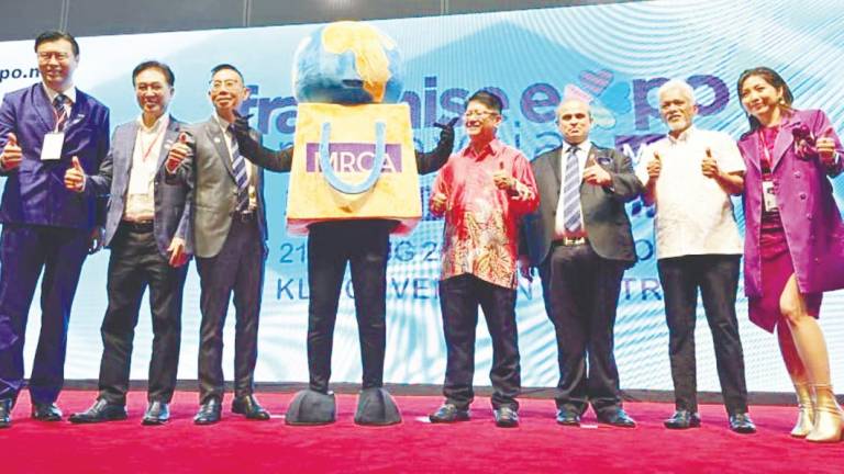 Ewon (fourth, right) officiates the 8th Franchise Expo Malaysia 2025, joined by, from left, Tay, Malaysian Retail Chain Association (MRCA) deputy president Liew Bin, president Ken Phua, immediate past president Sharan Valiram, Perbadanan Nasional chairman Mohamed Rozhan Ghazali and FEM adviser Christine Tan.