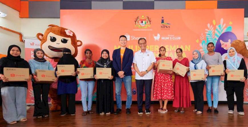 (center) Tan Ming Kit, Head of Marketing and Business Intelligence at Shopee Malaysia; and YB Datuk Seri Dr. Dzulkefly Bin Ahmad, Minister of Health with some of the recipients of Pek Kasih Mama