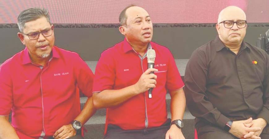 From left: Bank Islam head of deposit and cash management Mohd Noor Jab, Mizan and Mastercard Malaysia account management vice-president Devesh Kuwader at a press conference in conjunction with the launch of the Bank Islam Mastercard Debit Card-i.