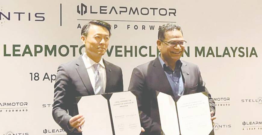 Leapmotor International CEO and Stellantis China chief operating officer Xin Tianshu (left) and Ashwani during the signing ceremony.