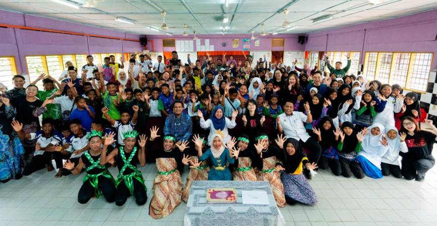 Taylor’s College and Sekolah Kebangsaan RPS Banun celebrate the launch of the Learning Hub, uniting the Orang Asli community in Gerik to empower education and collaboration.