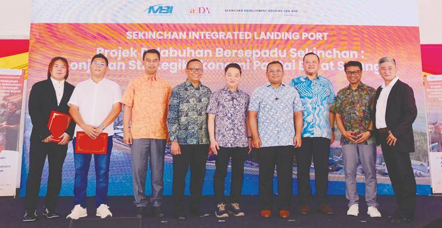Amirudin (fourth, right), Saipolyazan (third, right), state exco members and representatives from Sekinchan Development Holdings at the launch of the Sekinchan Integrated Landing Port project.