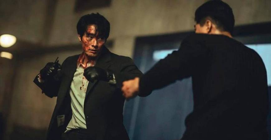 At the age of 47, Ji-sub portrays Gi-jun (left) with the athleticism of someone in their 20s. – PICS FROM NETFLIX