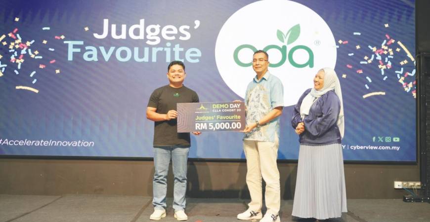 From left: Akmal, Cyberview Sdn Bhd CEO Kamarul Ariffin Abdul Samad and Cyberview Technology Hub Development Division head Shafinaz Salim.