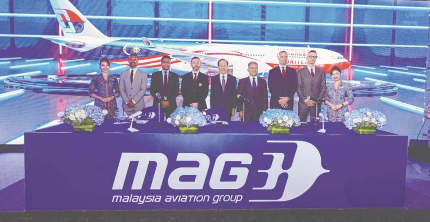 Izham (centre) at Malaysia Aviation Group’s announcement on collaboration with Manchester United during Matta Fair 2025 in Kuala Lumpur today.