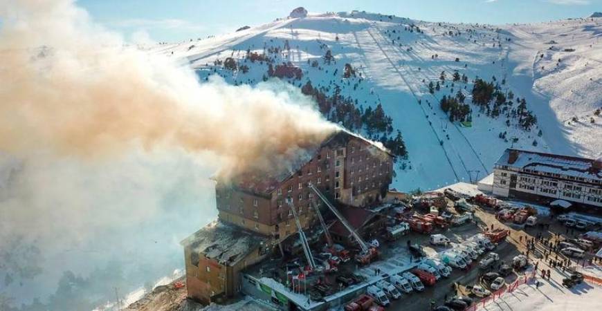 Smoke billows from the fourth floor of the 11-storey hotel in Bolu’s Kartalkaya ski resort. AFPpix