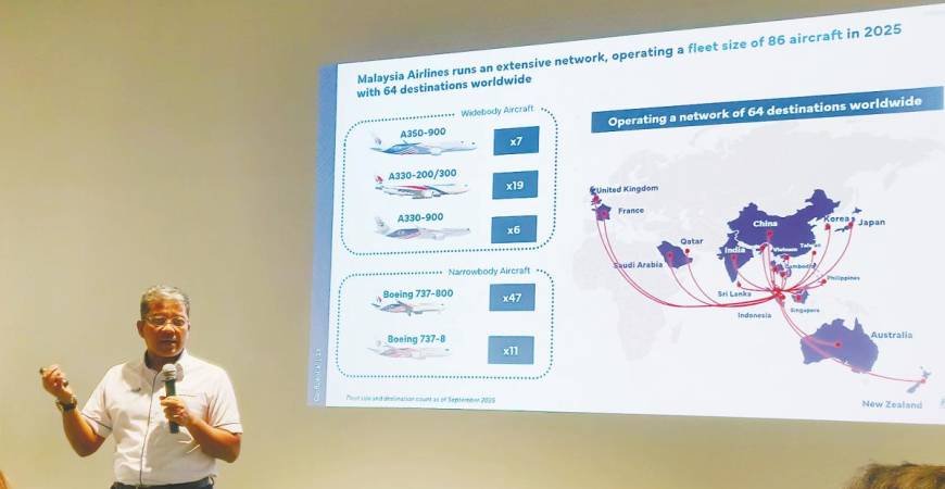 Nasaruddin conducting a briefing during Malaysia Aviation Group’s Airline 101 media tour today.