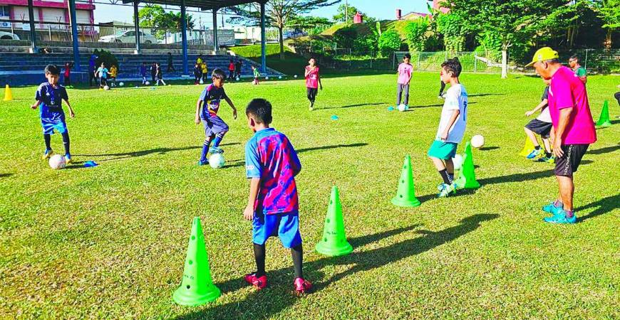Players in training at SJK(C) Kampung Seri Sikamat. – R. ANBALAGAN/THESUN