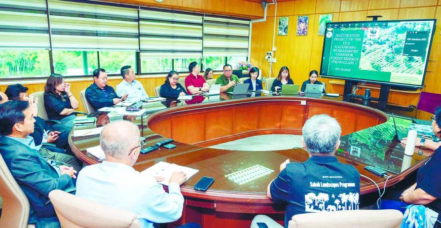 SFD Corporate Communication and Innovation Division head Karim Abd Samad (4th right) gives a briefing on the restoration during the meeting.