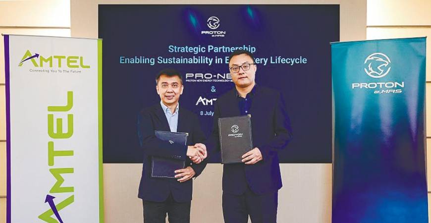 Lim (left) and Zhang during the MoU event.
