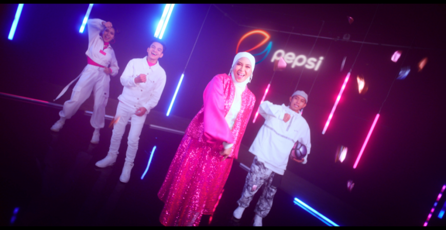 Siti Nordiana is the main performer of the AR concert.