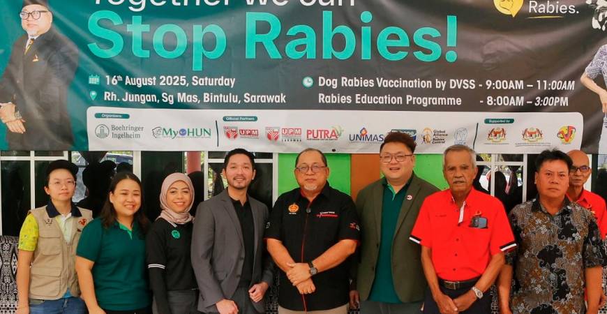 From left: Veterinary Services Department Sarawak department head Dr Siong Jing Jing, Boehringer Ingelheim Malaysia companion animal head Dr Evonne Lim, MyOhun deputy coordinator Dr Nur Indah Ahmad, Tan, Jepak MP Tuan Iskandar Turkee, Kam, Tuai Rumah of Rumah Jungan Jungan Anak Mitoh together with Rumah Jungan’s residents.