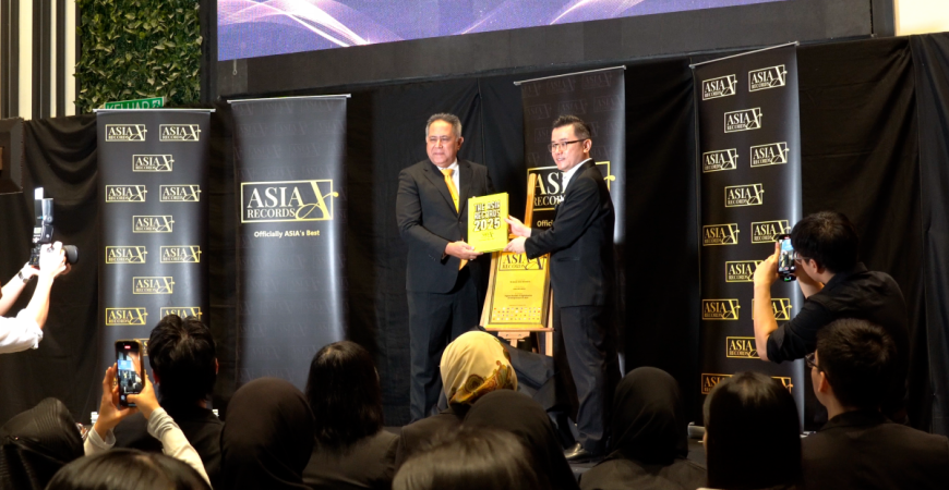 Officiating the launch. (from left): The Asia Records advisor, Tunku Fauzi Tunku Abdul Malek and Chua during the official launching event.