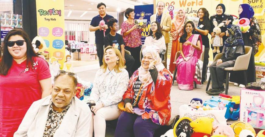 The launch attended by foreground (second from left) Datin PH Wong, Director and Child Rights Advocate, (third) Robert Gass, UNICEF representative, (fourth) Dr Farah and bottom row, Amanda Kong and Brian Lariche from the Make it Right Movement.