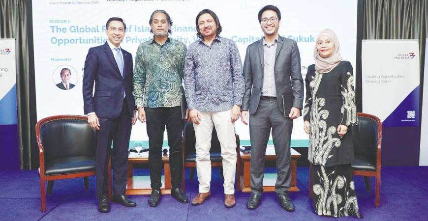 From left: Fad’l, CGS MY independent non-executive director Khairy Jamaluddin, ISRA International Consulting CEO Associate Professor Dr Mohamed Eskandar Shah Mohd Rasid, PwC Malaysia assurance partner and Islamic finance leader Mohamed Zharif Md Agil, and Azizah at the Invest Shariah Conference 2025.